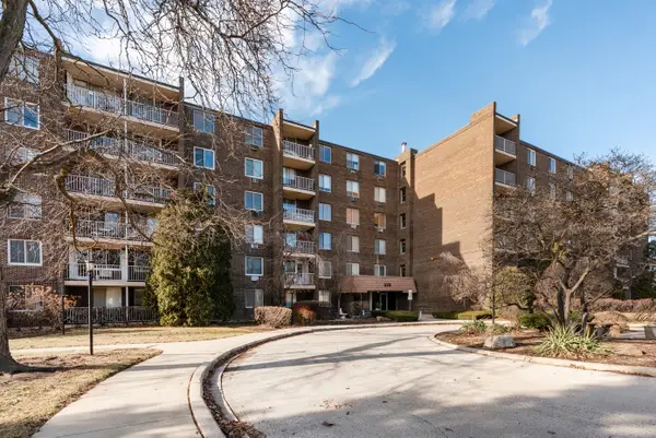 225 S Rohlwing Road #615, Palatine, IL 60067