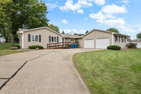 1414 Royal Oak Court, De Witt, IA 52742