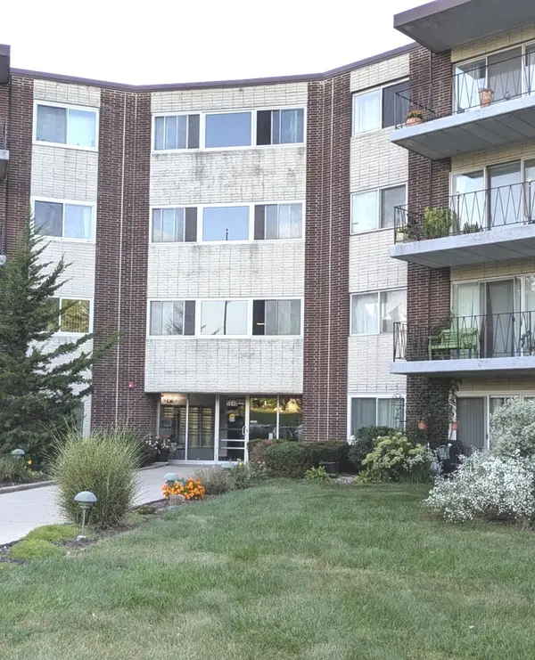 5540 Walnut Avenue #23AA, Downers Grove, IL 60515