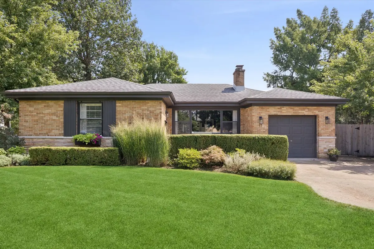 17 Golf Avenue, Clarendon Hills, IL 60514 - #1