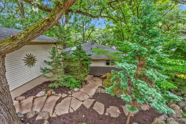 208 N Shore Drive, Oakwood Hills, IL 60013