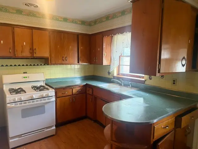 9426 S Avers Avenue, Evergreen Park, IL 60805 - #3
