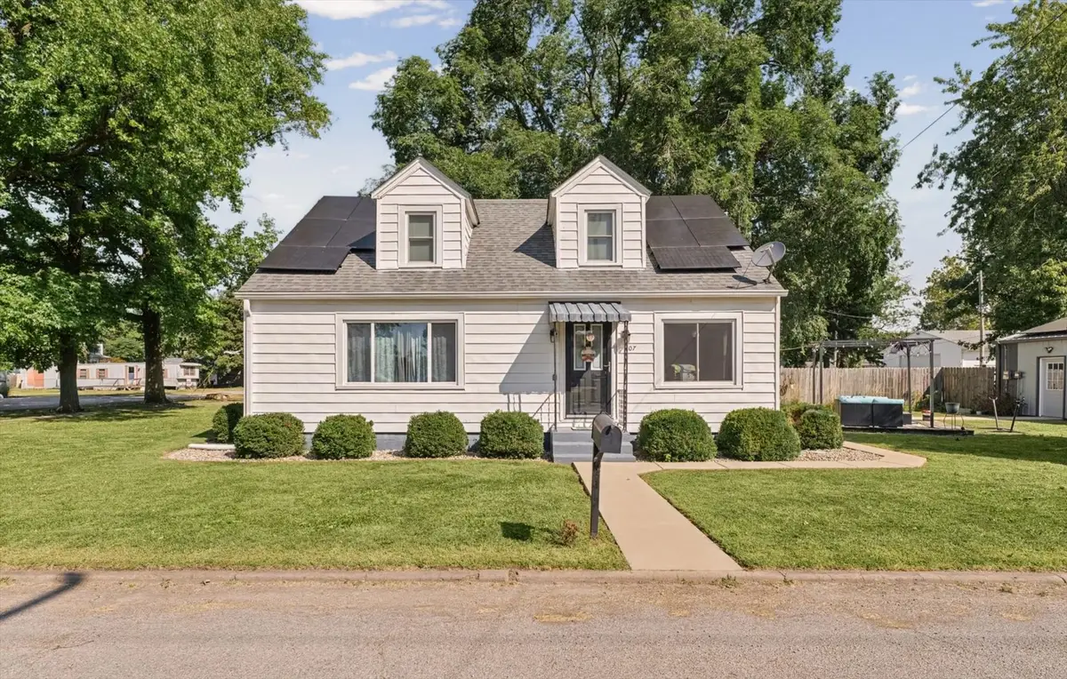 307 W Green Street, Newman, IL 61942 - #1