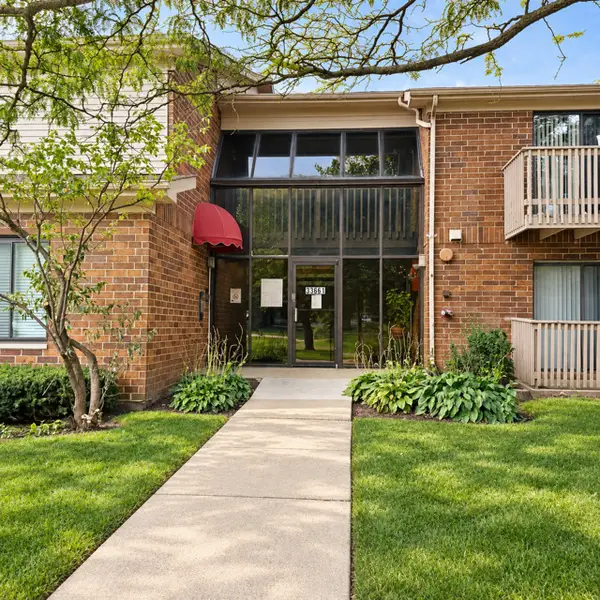 33661 N Royal Oak Lane #105, Grayslake, IL 60030
