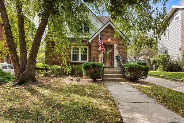 913 W Charles Street, Champaign, IL 61821
