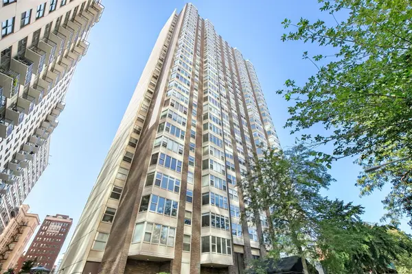 525 W Hawthorne Place #1102, Chicago, IL 60657