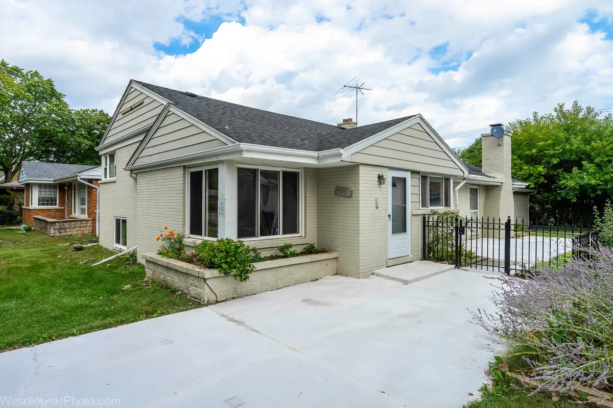 7261 N East Prairie Road, Lincolnwood, IL 60712 - #1