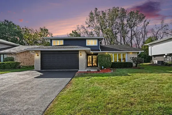 8533 W Sun Valley Drive, Palos Hills, IL 60465