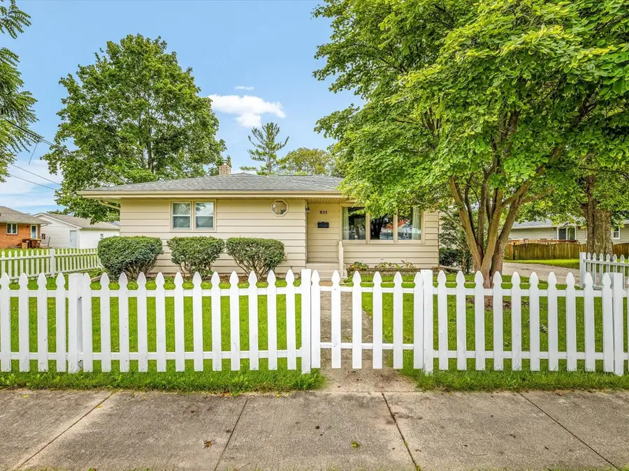 611 E 6th Street, Belvidere, IL 61008 - #3