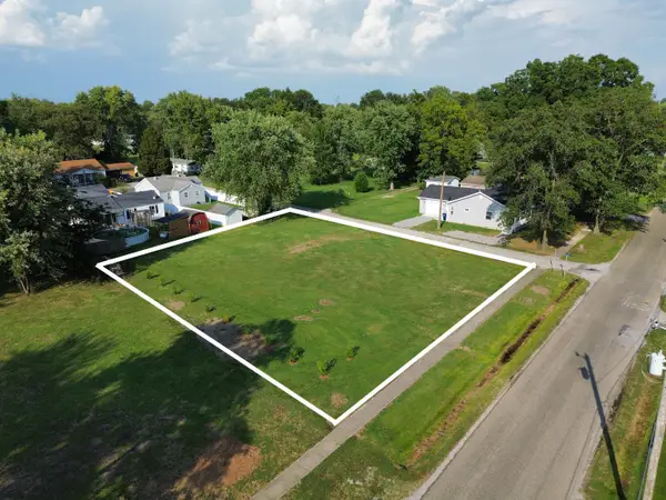 802 W 3rd Street, Flora, IL 62839