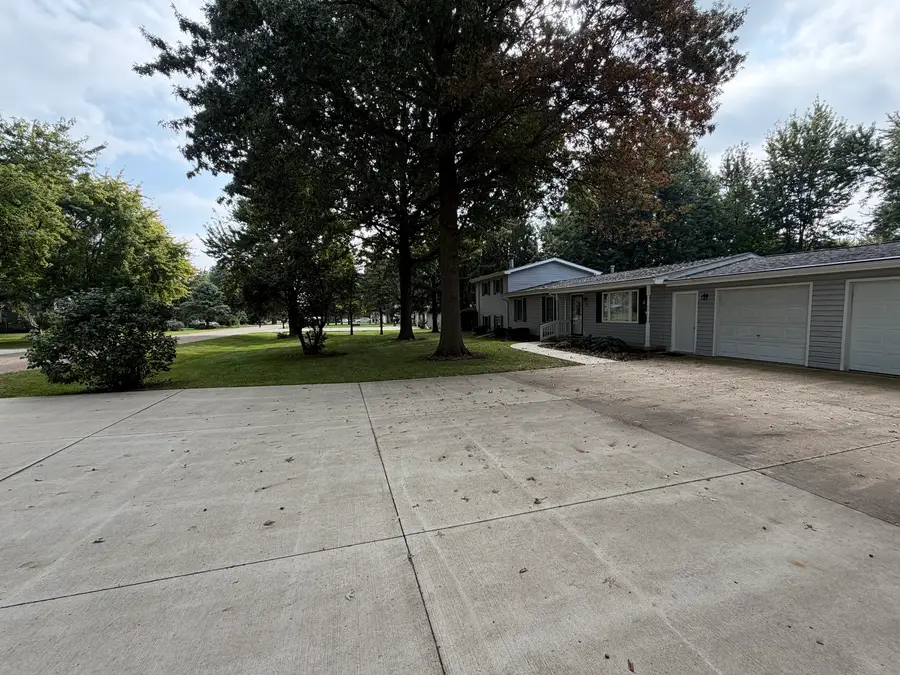 10083 Elizabeth Road, Bloomington, IL 61705 - #2