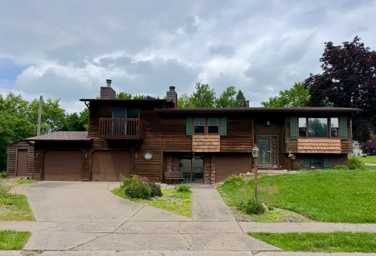 660 Northbrook Drive, Davenport, IA 52806 - #1