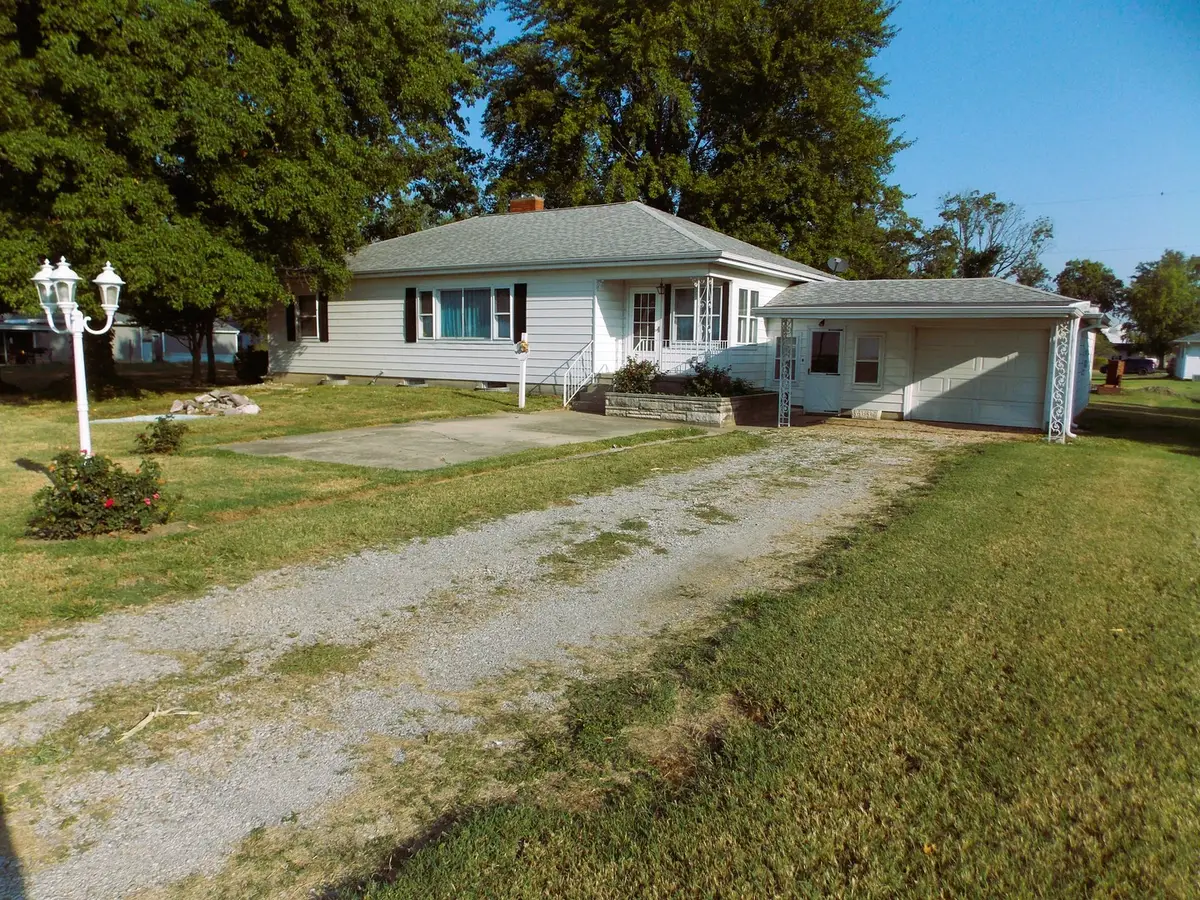 210 E 4th Street, Hoffman, IL 62250 - #1