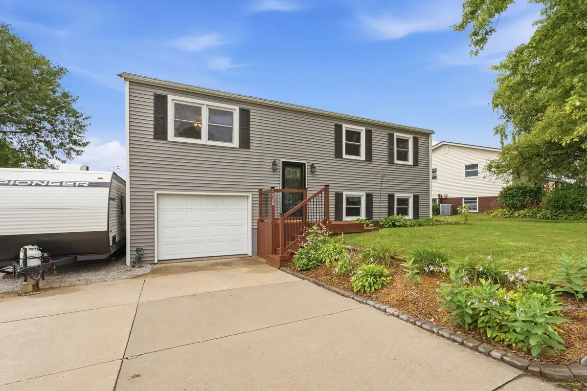 1428 Glenwood Drive, Le Claire, IA 52753 - #1