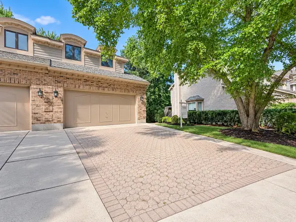 640 Walnut Oaks Drive, Roselle, IL 60172