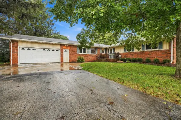 27501 Woods Road, Farmer City, IL 61842