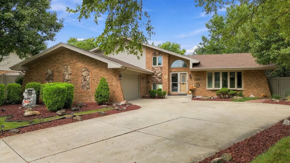 8040 Chippewa Trail, Tinley Park, IL 60477 - #1