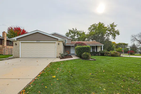 2703 N Brighton Place, Arlington Heights, IL 60004