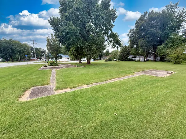 415 N Worthey Street, Flora, IL 62839
