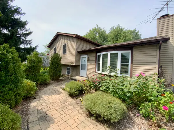 592 Pine Grove Avenue, Gurnee, IL 60031
