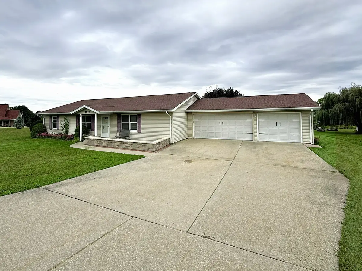 1910 Lakeview Lane, Dixon, IL 61021 - #1