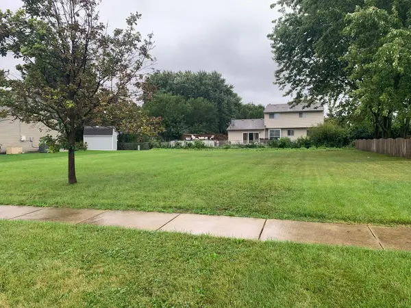 84 W Lynn Street, South Elgin, IL 60177