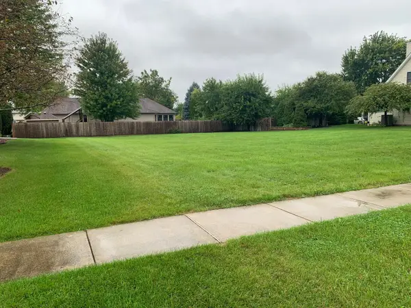 70 E Lynn Street, South Elgin, IL 60177