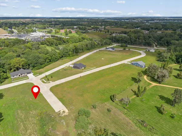 886 Riverstone Court, Clinton, IA 52732