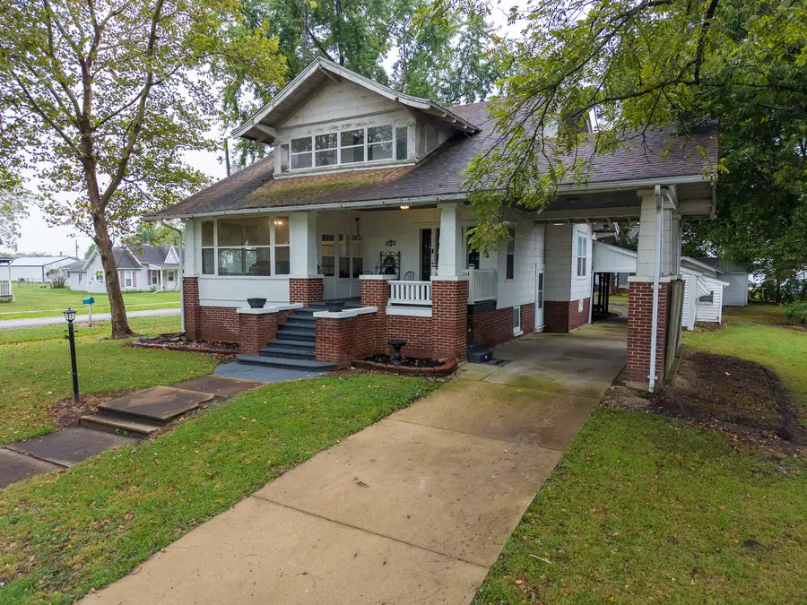 311 E Monroe Avenue, Farina, IL 62838 - #2