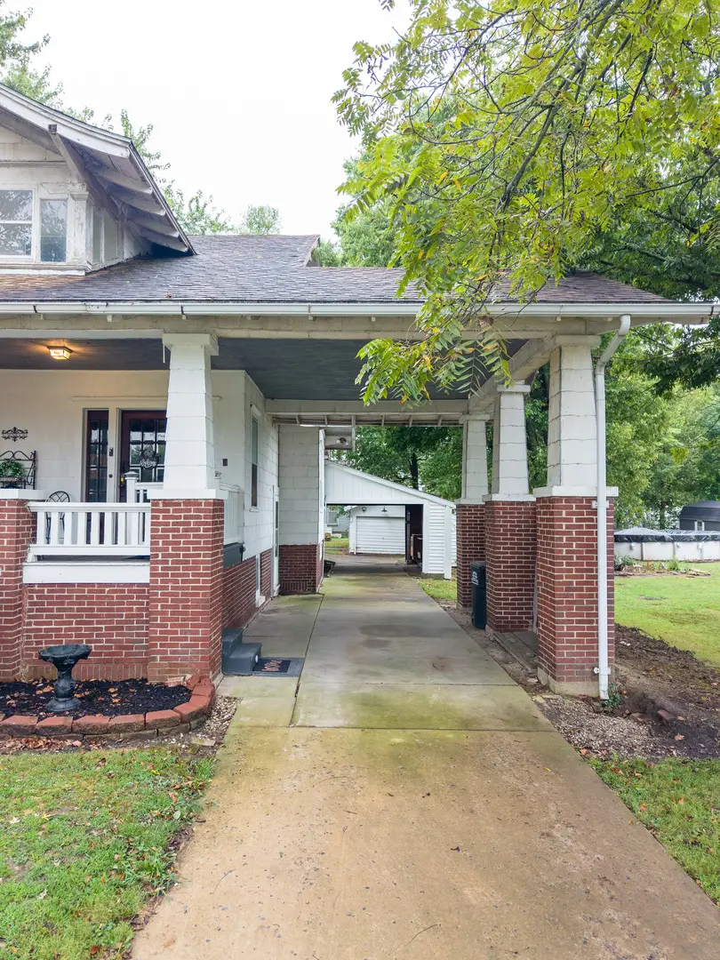 311 E Monroe Avenue, Farina, IL 62838 - #3