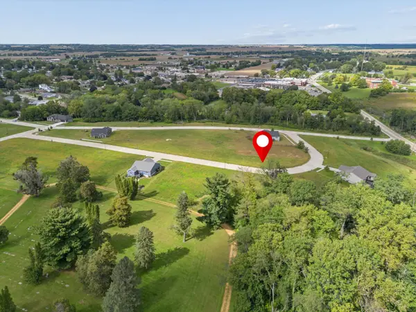 912 Riverstone Road, Clinton, IA 52732