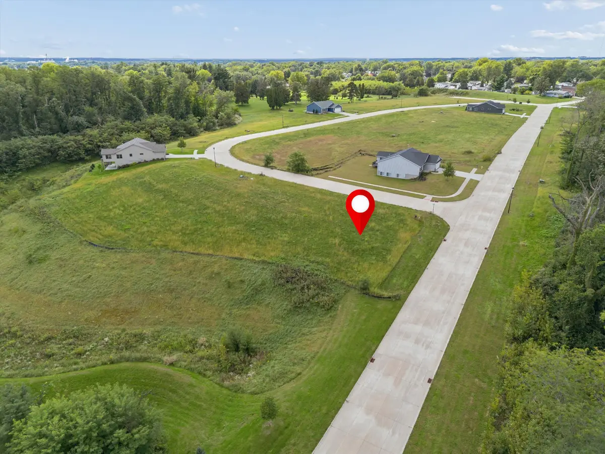 825 9th Avenue N, Clinton, IA 52732 - #1