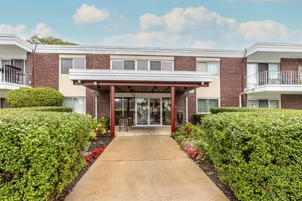 100 Deborah Lane #B18, Wheeling, IL 60090