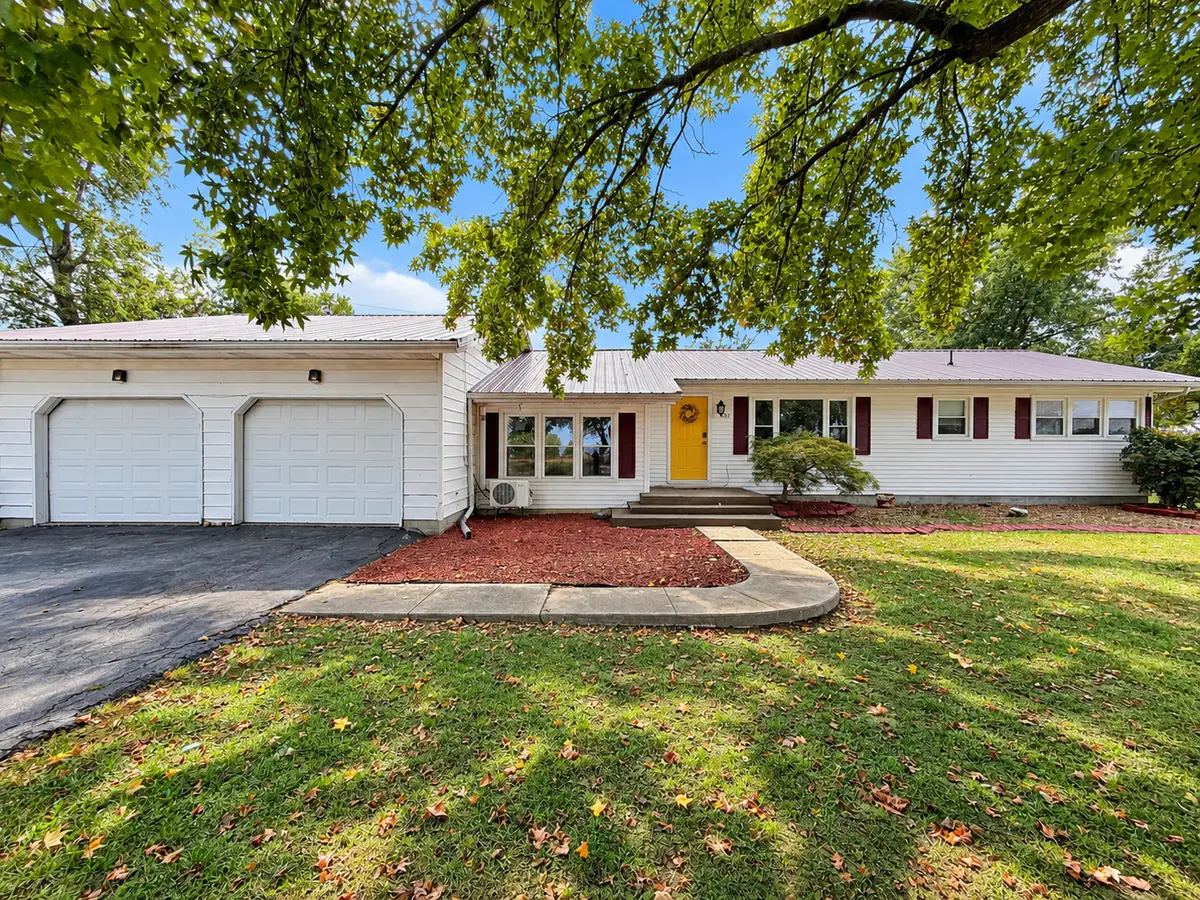 205 W Hoffman Street, Irvington, IL 62848 - #1