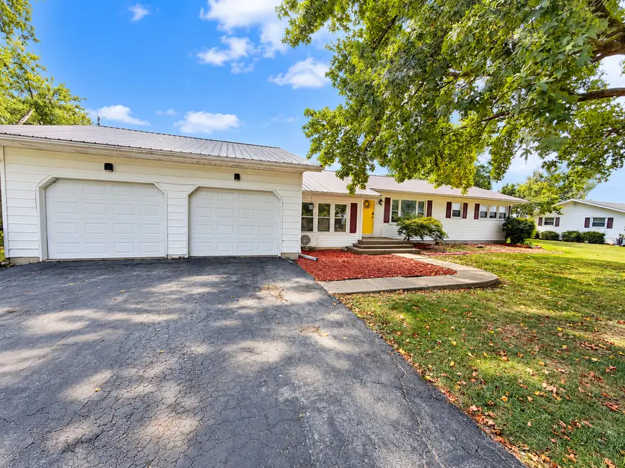 205 W Hoffman Street, Irvington, IL 62848 - #2