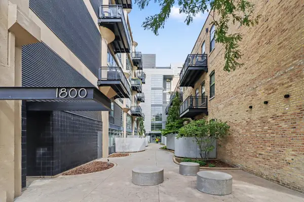 1800 W Grace Street #204, Chicago, IL 60613