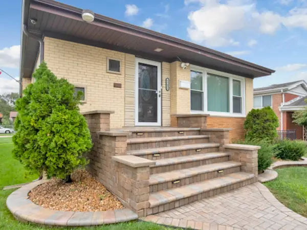 8901 S 49th Court, Oak Lawn, IL 60453