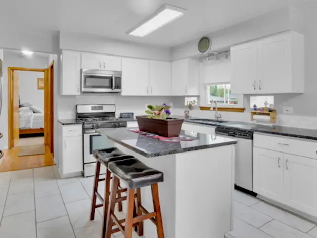 8901 S 49th Court, Oak Lawn, IL 60453 - #3