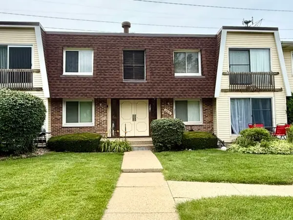 6818 Roberts Drive #7, Woodridge, IL 60517