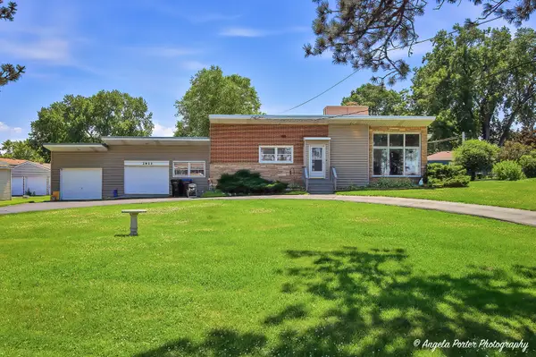 2923 Shorewood Drive, McHenry, IL 60050