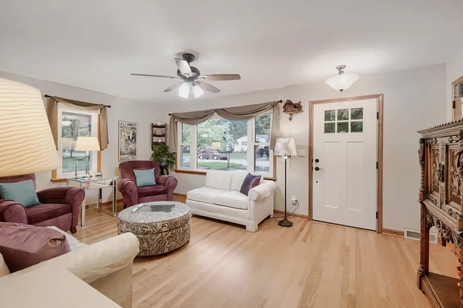 5 S Grace Street, North Aurora, IL 60542 - #3