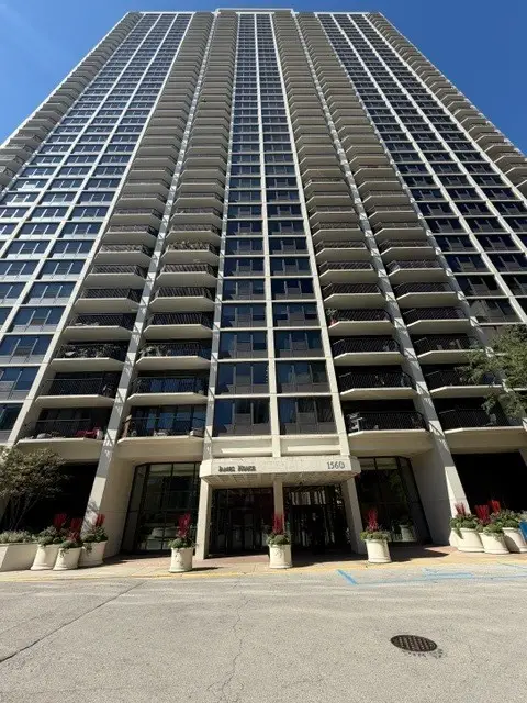 1560 N Sandburg Terrace #2808J, Chicago, IL 60614