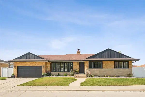 8425 W Sunnyside Avenue, Chicago, IL 60656