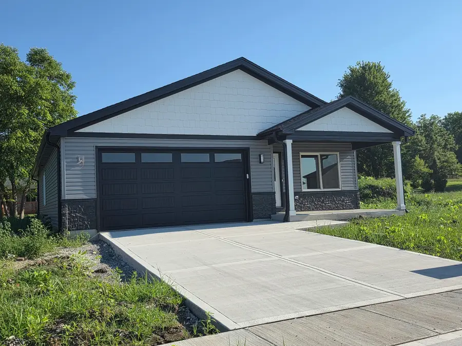 412 E Butler Avenue, Grant Park, IL 60940 - #2