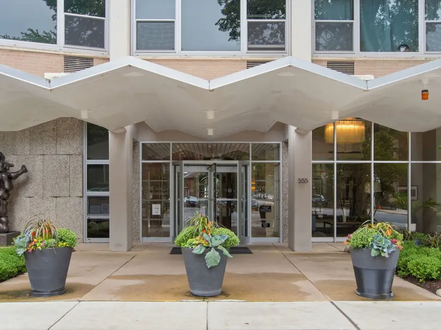 555 W Cornelia Avenue #1002, Chicago, IL 60657 - #2