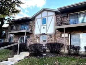 16w525 Lake Drive #104, Willowbrook, IL 60527
