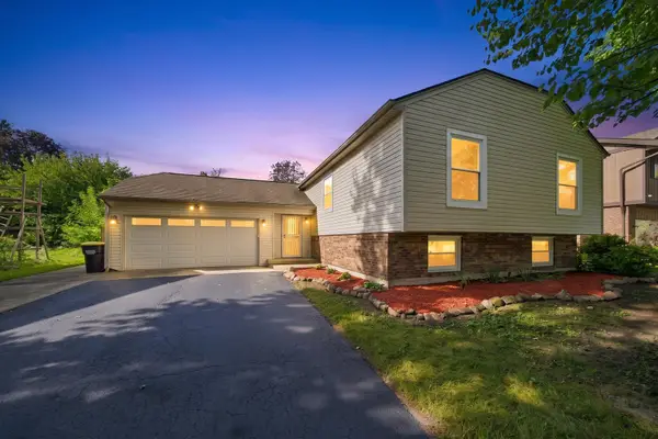 863 Pleasant Street, Woodstock, IL 60098