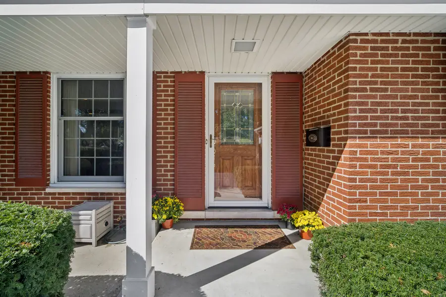 3220 N Volz Drive W, Arlington Heights, IL 60004 - #2