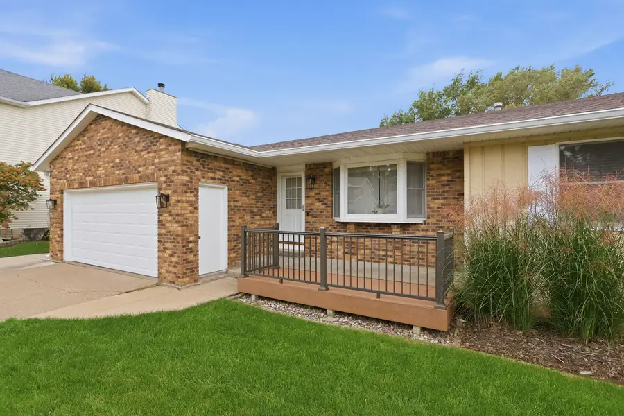 609 W Valley Drive, Eldridge, IA 52748 - #2