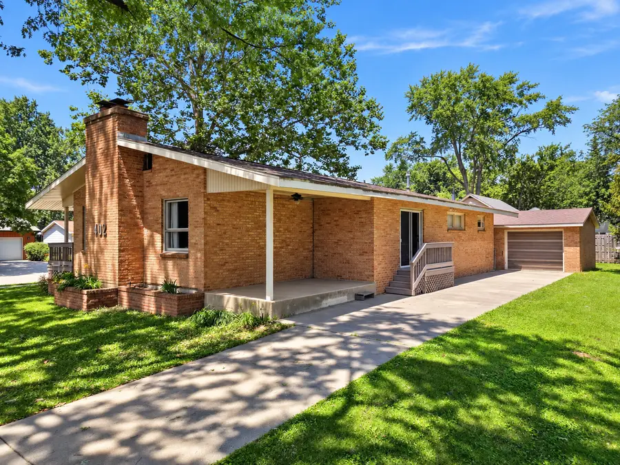 402 E 19th Street, Sterling, IL 61081 - #3